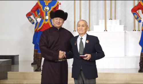 Төрийн шагналт Р.Барсболдод Хөдөлмөрийн баатар цол хүртээлээ